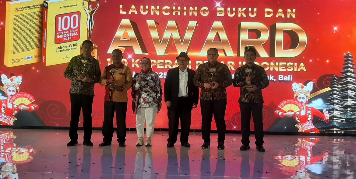 INSPIRASI: Pemimpin Redaksi Majalah Peluang, Irsyad Muchtar (tengah) bersama para ketua Koperasi dengan aset miliaran hingga triluinan saat peluncuran Buku 100 Koperasi Besar Indonesia, 19 Juni 2025