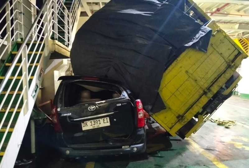 LANGSUNG RINGSEK DAN PENYOK : Truk terguling dan menimpa dua unit kendaraan lain dalam KMP Bintang Balikpapan saat penyeberangan Ketapang Gilimanuk.(foto:Polsek Gilimanuk)