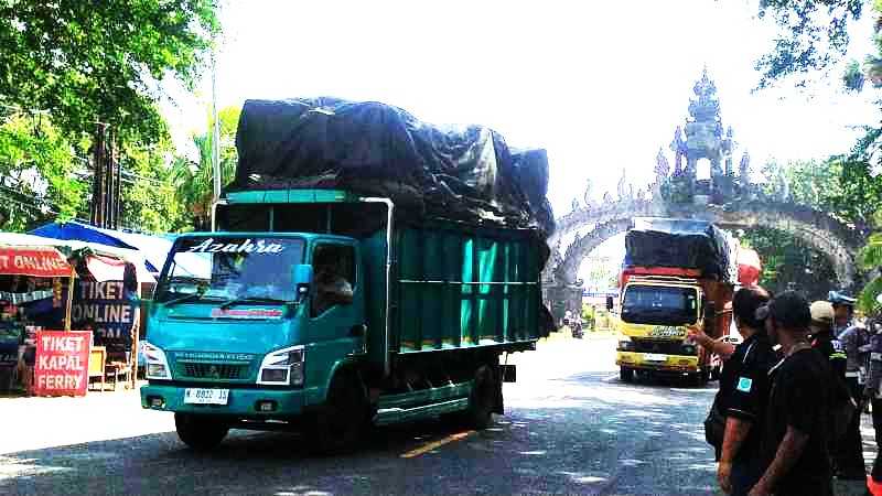 BERLANJUT: Kendaraan angkutan barang disekat dan diarahkan masuk parkir kargo Gilimanuk oleh aliansi sopir Gilimanuk.(Foto : M.Basir/Radar Bali)