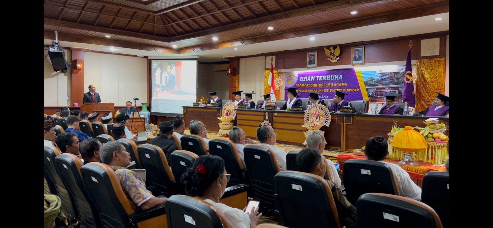Ketua PHDI Kota Denpasar I Made Arka berhak menyandang gelar Doktor pada Ujian Terbuka Promosi Doktor, Program Pascasarjana Universitas Hindu Negeri (UHN) I Gusti Bagus Sugriwa, Denpasar, Rabu (18/6).