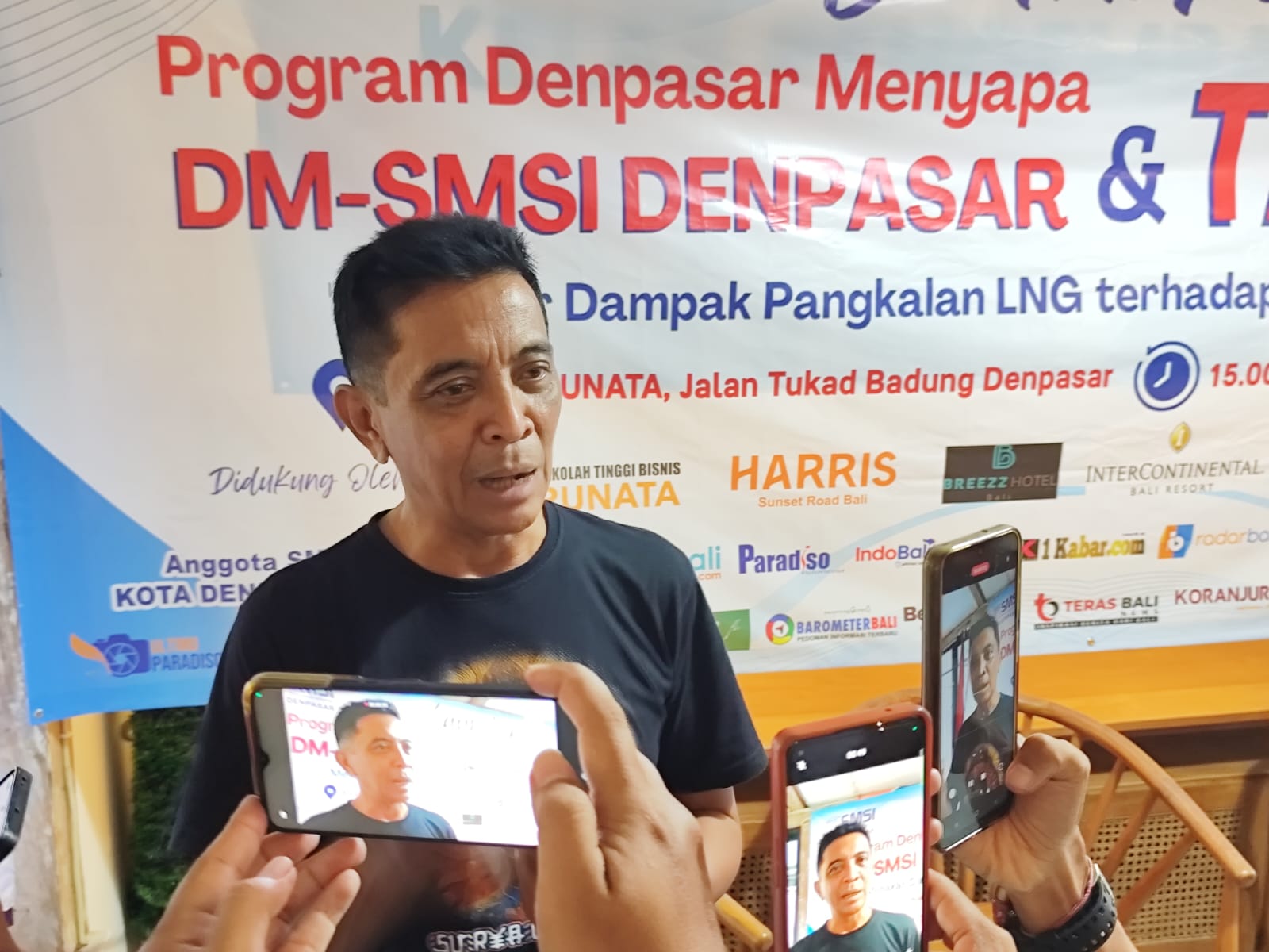 SOROTI LOKASI LNG: Praktisi Pariwisata Bali Ngurah Paramartha menilai lokasi LNG Sidakarya tidak tepat dari berbagai aspek., usai pembicara di acara SMSI Denpasar