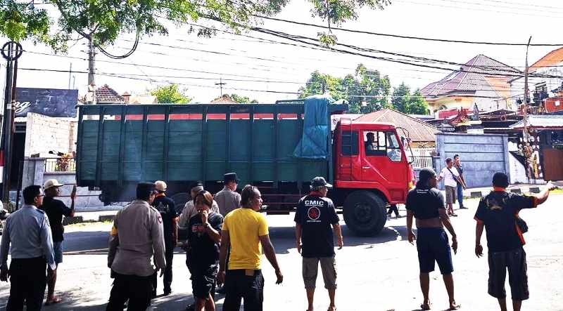 BERUNJUK RASA  : Tak terima aturan memberatkan, para sopir truk memprotes penindakan ODOL di Buleleng. (istimewa)