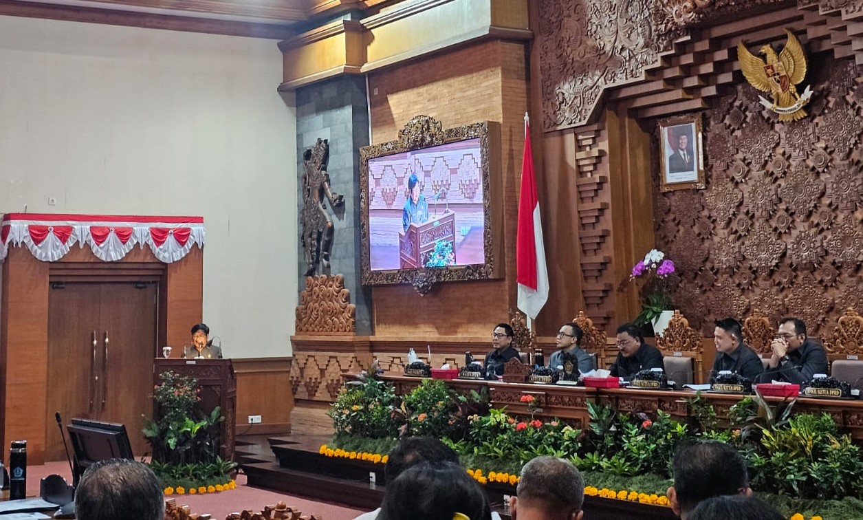 MENIMNGKAT: Suasana sidang pandangan fraksi-fraksi di DPRD Kota Denpasar membahas PAD
