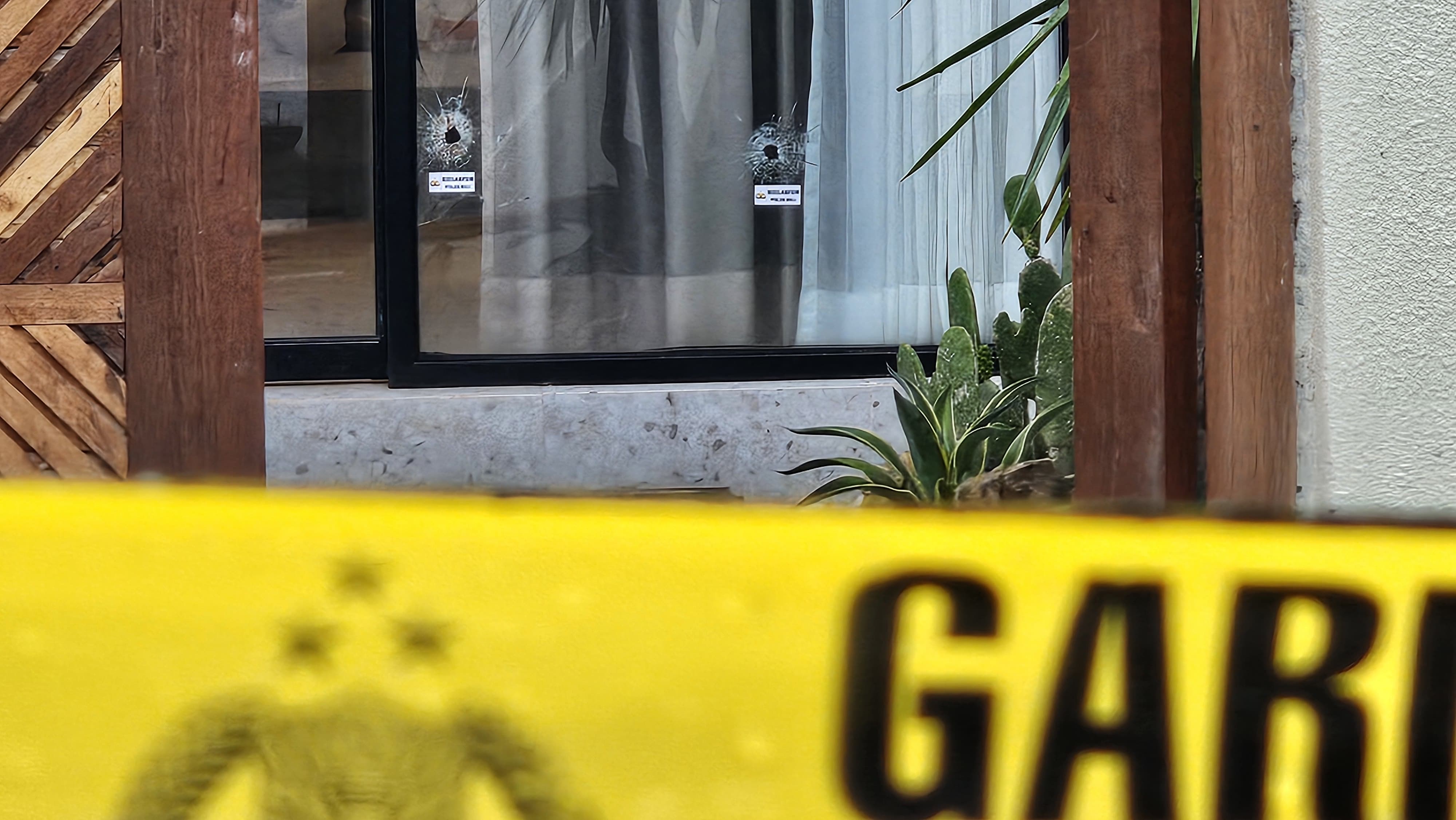 GARIS POLISI: Korban tewas penembakan di Vila Casa Munggu Mengwi antar sesama Gansgter Australia  akan di otopsi di RS Prof. Ngoerah