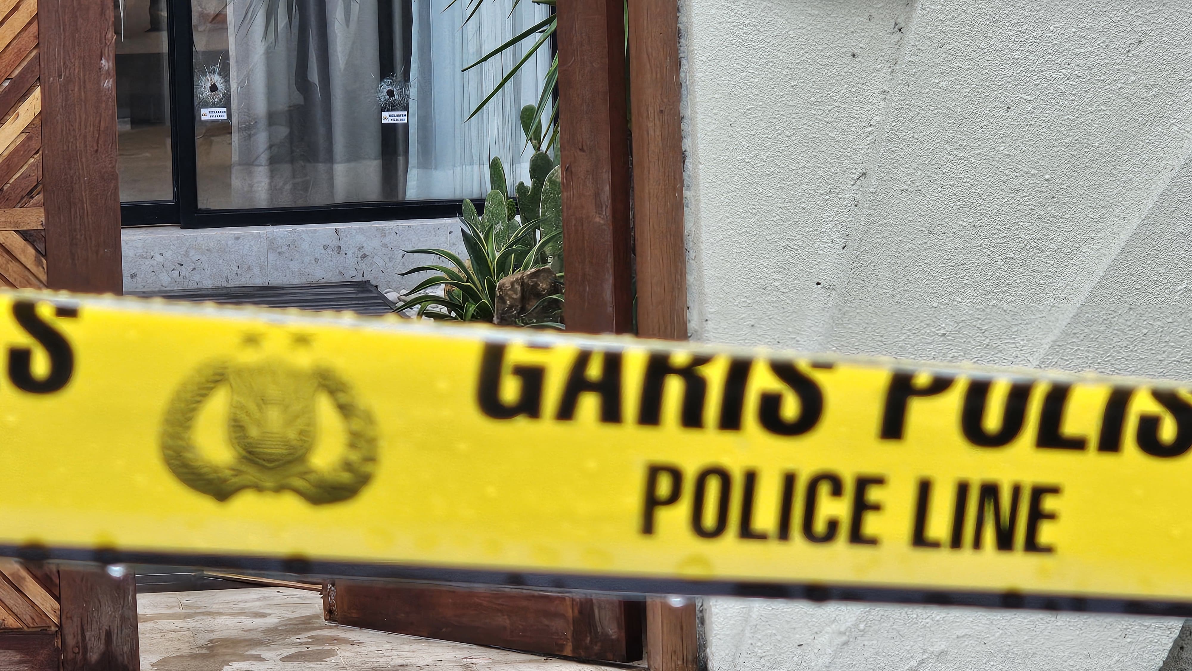 JEJAK SENJATA: Lubang bekas peluru di Pintu kaca Villa Casa Cantisya, Jalan Pantai Munggu Seseh, Banjar Sedahan, Desa Munggu, Mengwi Badung.