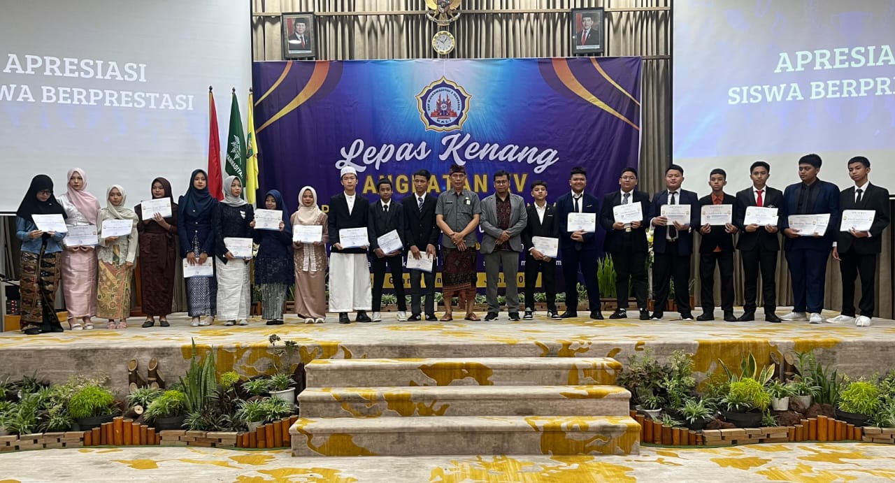 APRESIASI SISWA BERPRESTASI: Kabid PSMP Disdikpora Kota Denpasar, A.A. Putu Gede Astara, S.T. dengan Kepala SMP Muhammadiyah 2 Denpasar, Muhammad Syobri, S.Pd.I (tengah).