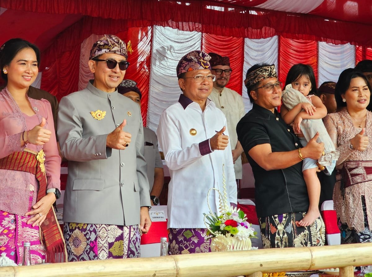 BUKA PKB: Menteri Kebudayaan Fadli Zon, Gubernur Bali Wayan Koster (tengah) Wagub Giri Prasta dan istri saat membuka PKB ke-47 di Renon Denpasar, Sabtu 21 Juni 2025.