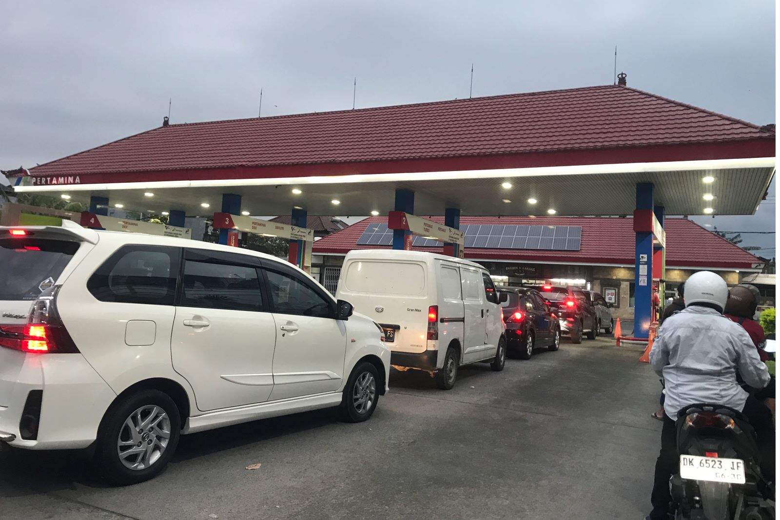 ISI AIR?: Sejumlah kendaraan bermotor sedang antre di SPBU Hayam Wuruk Selatan. Di SPBU ini heboh soal pertalite isi air yang bikin kendaraan mogok.
