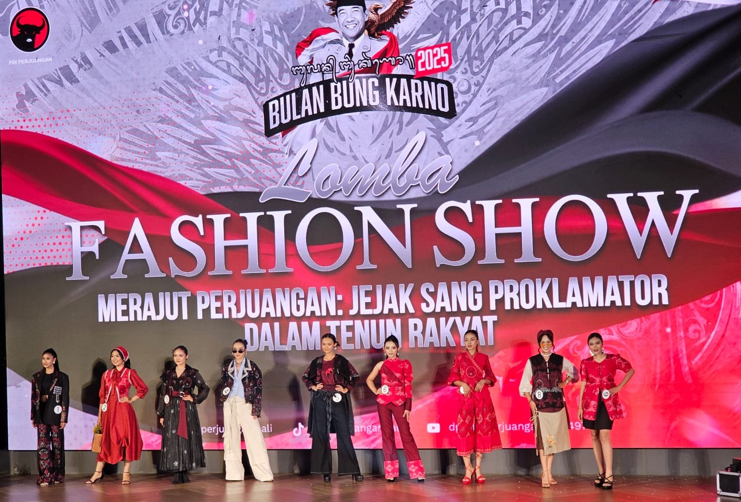 MENAWAN: Puluhan peserta fashion show memakai busana endek motif banteng di mal Living World Jumat (21/6/2025).