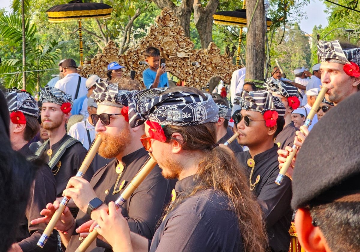 JAGAT KERTHI: Duta kesenian Badung melibatkan bule-bule saat pawai pembukaan PKB ke 47 di Renon Denpasar Sabtu, 21 Juni 2025.