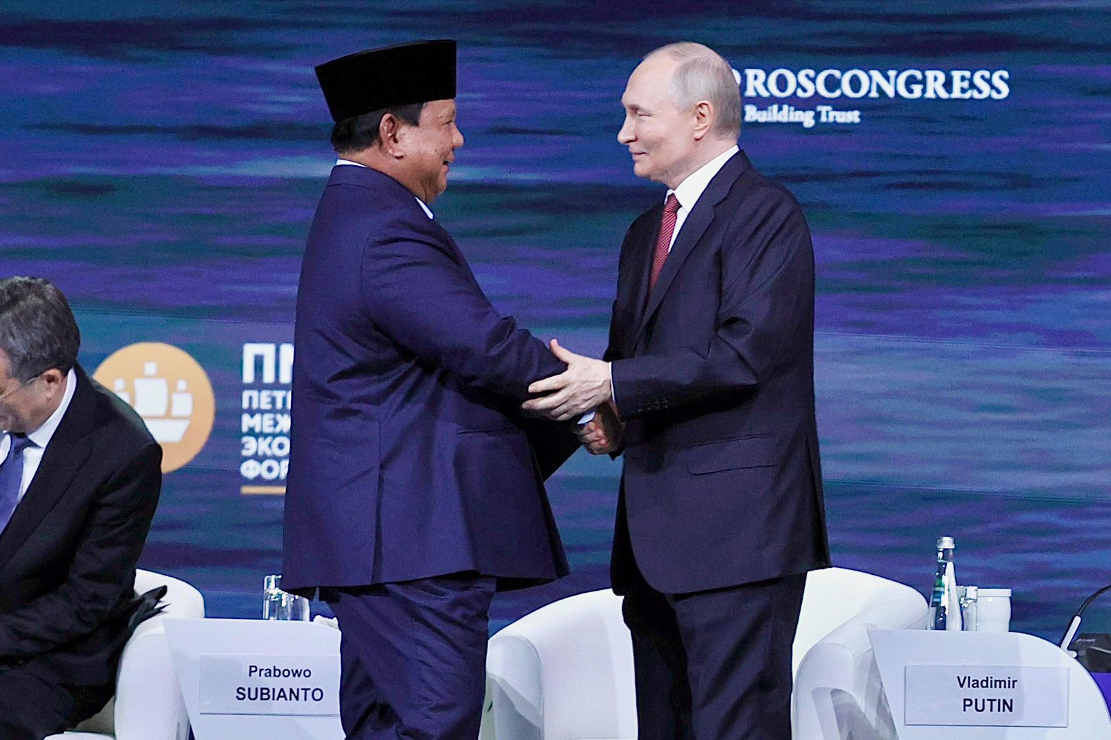 HANGAT: Presiden RI Prabowo Subianto saat disambut Presiden Rusia Vladimir Putin di  Forum Ekonomi Internasional St. Petersburg 2025