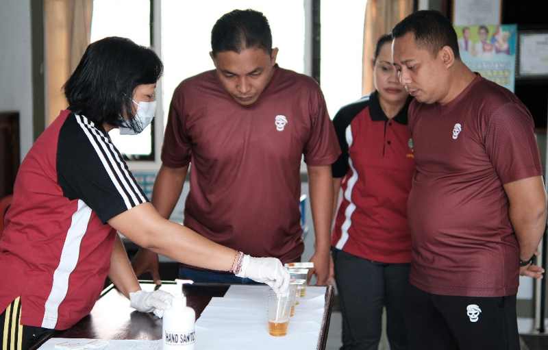 PANTAU LEWAT URINE : Suasana pelaksanaan tes urine yang dilakukan Lapas Kelas IIB Tabanan kepada warga binaan. (Juliadi/Radar Bali)