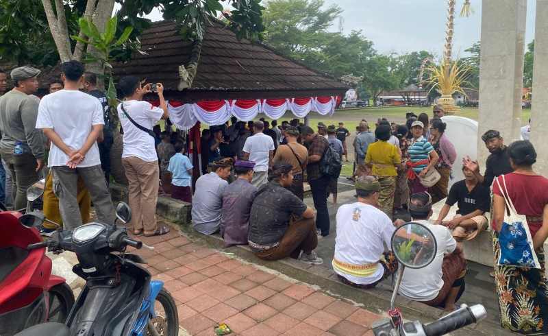 DATANGI KEJARI : Warga Desa Bugbug saat mendatangi kantor Kejari Karangasem untuk melaporkan tindak pidana dugaan korupsi dalam pengelolaan Bumdes Desa Bugbug.( Foto: Zulfika Rahman)