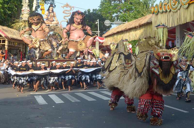 pawai pembukaan PKB ke-47 (Adrian Suwanto/Radar Bali)