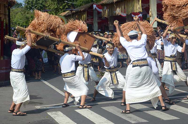 Duta seni Karangasem- Adrian Suwanto/Radar Bali