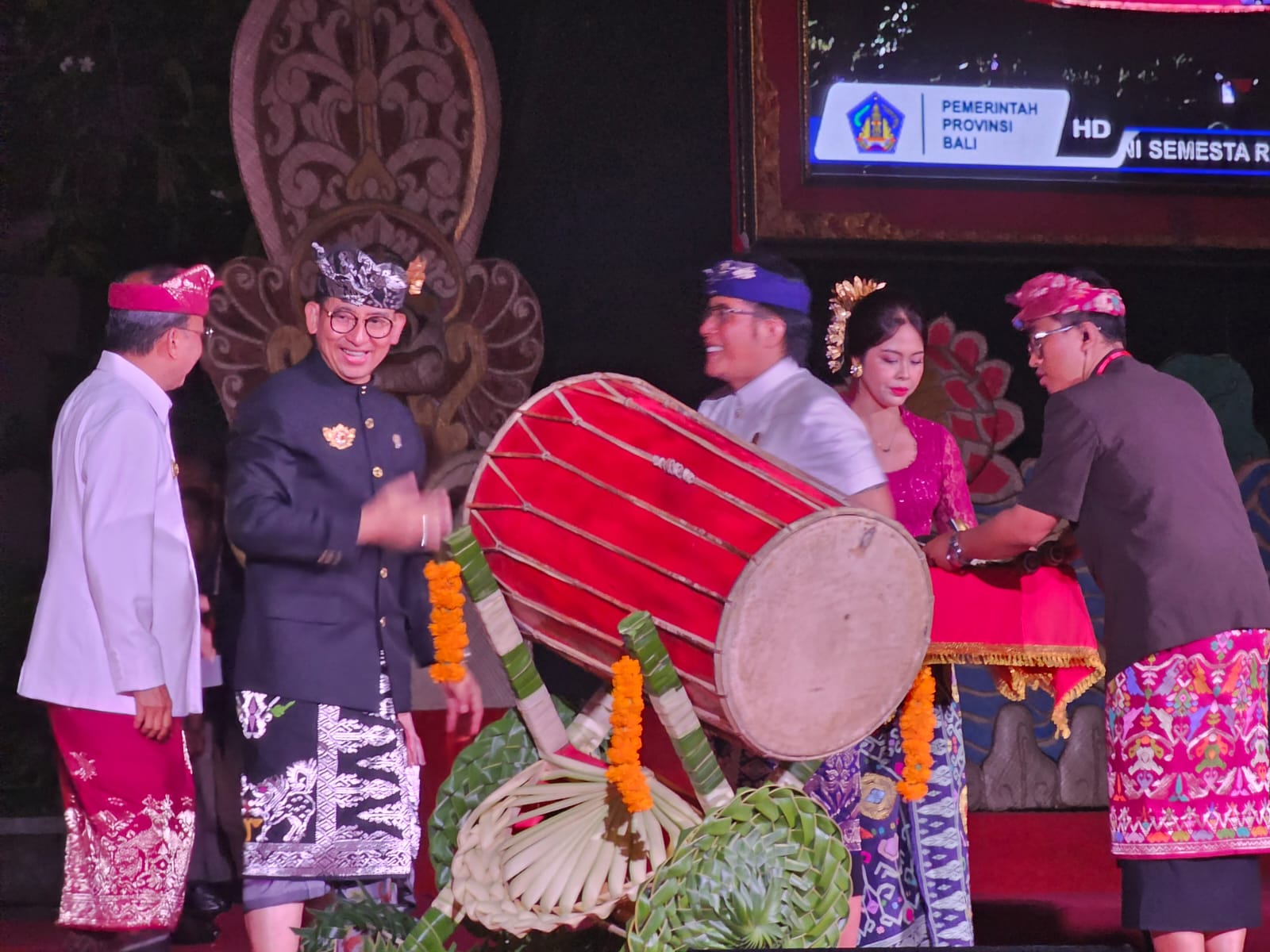 SIMBOL BUDAYA: Menteri Kebudayaan RI Fadli Zon dan Gubernur Bali Wayan Koster dan Wagub Giri Prasta menabuh kendang saat pembukaan PKB ke-47 di Renon, 21 Juni 2025.