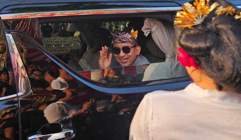 PILIH NGACIR : Menteri Kebudayaan RI Fadli Zon enggan menjawab pertanyaan wartawan terkait pernyataan kontroversialnya tentang pemerkosaan massal 1998, saat dicegat usai acara pembukaan PKB.(Febri/RB)