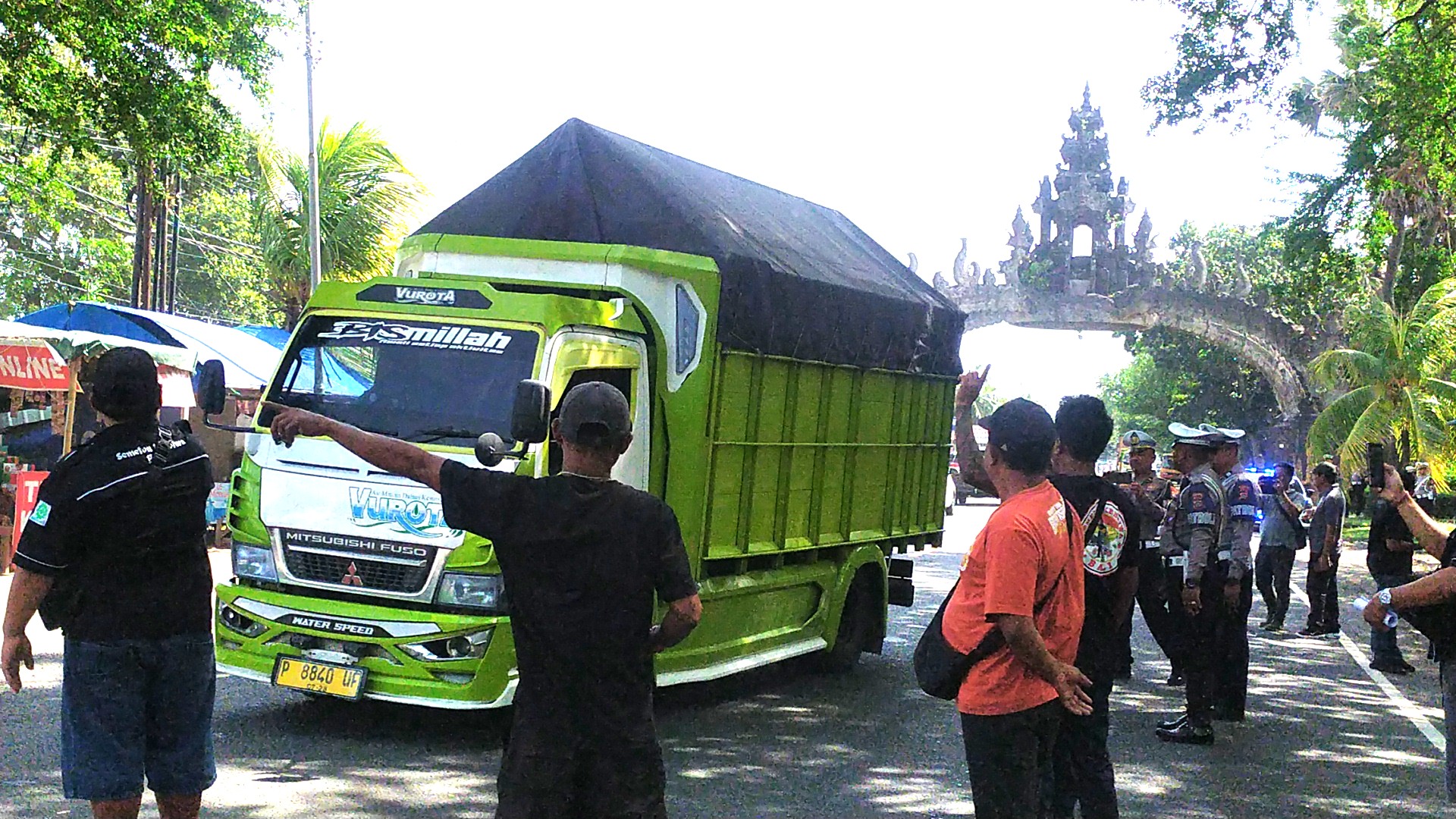 LANTARAN KESAL KEBIJAKAN ODOL : Sejumlah sopir dikawal polisi saat aksi mogok kerja dan penyekatan kendaraan barang Kamis(19/6/2025)di Jembrana. (Foto: M.Basir/Radar Bali)
