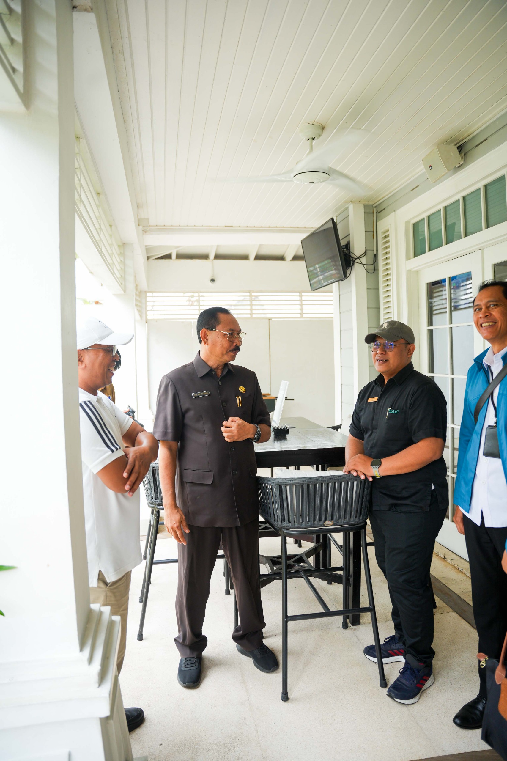CEK: Kepala Disperinaker Badung Eka Merthawan (dua dari kiri) melakukan kunjungan dan verifikasi lapangan ke lokasi perusahaan Finns Recreation Club pada Senin (23/6/2025).