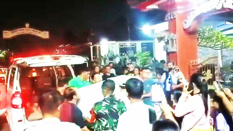MENINGGAL DI NEGERI ORANG : PMI asal Jembrana yang meninggal di Jepang sejak sebulan lalu, baru tiba d rumah duka, Jumat malam. (foto:Disnaker Jembrana)