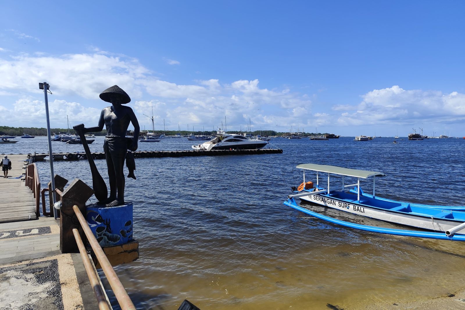 KONTROVERSI: Laut dan pantai yang akan menjadi lokasi pembangunan LNG di Sidakarya Denpasar