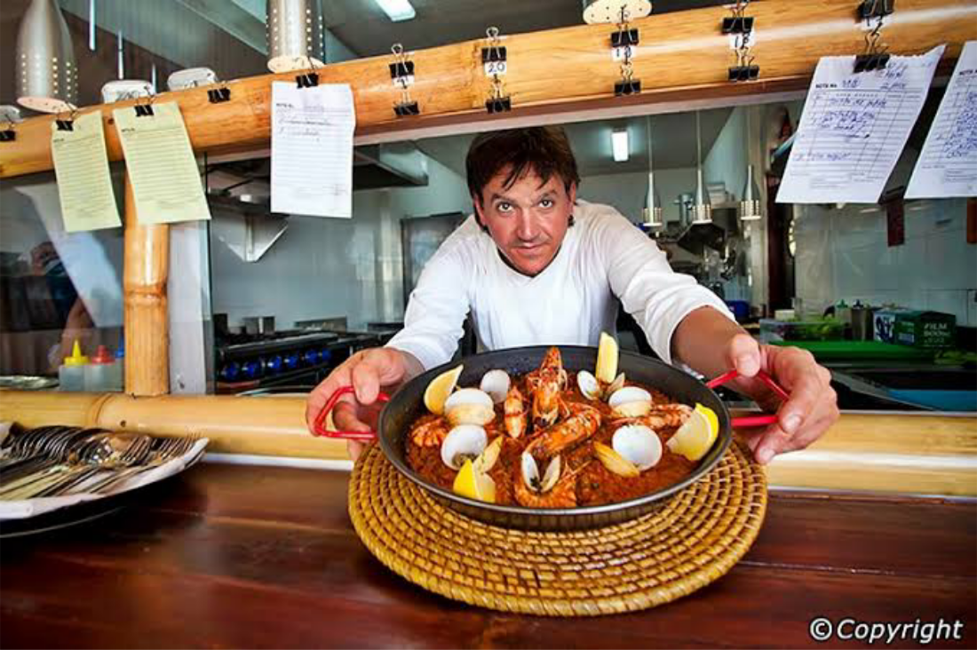 KALAH HINGGA MA: Marc Torices Guardia, mantan Head Chef Restaurant El Kabron Bali, sedang melayani pelanggan.