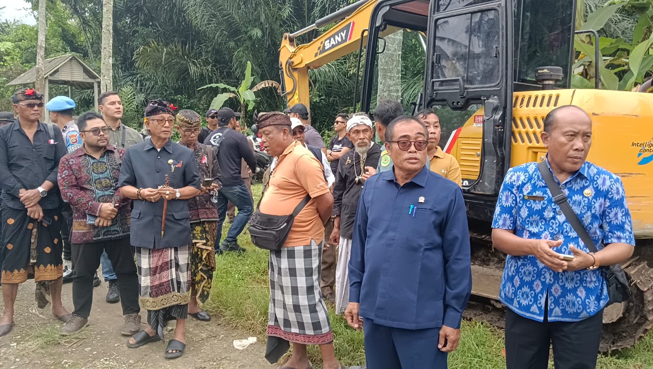 MENGIKAT: Panitera PN Gianyar (seragam biru) dan para pihak saat pelaksanaan eksekusi lahan 3,5  hektar di Sayan Ubud Gianyar, 24 Juni 2025