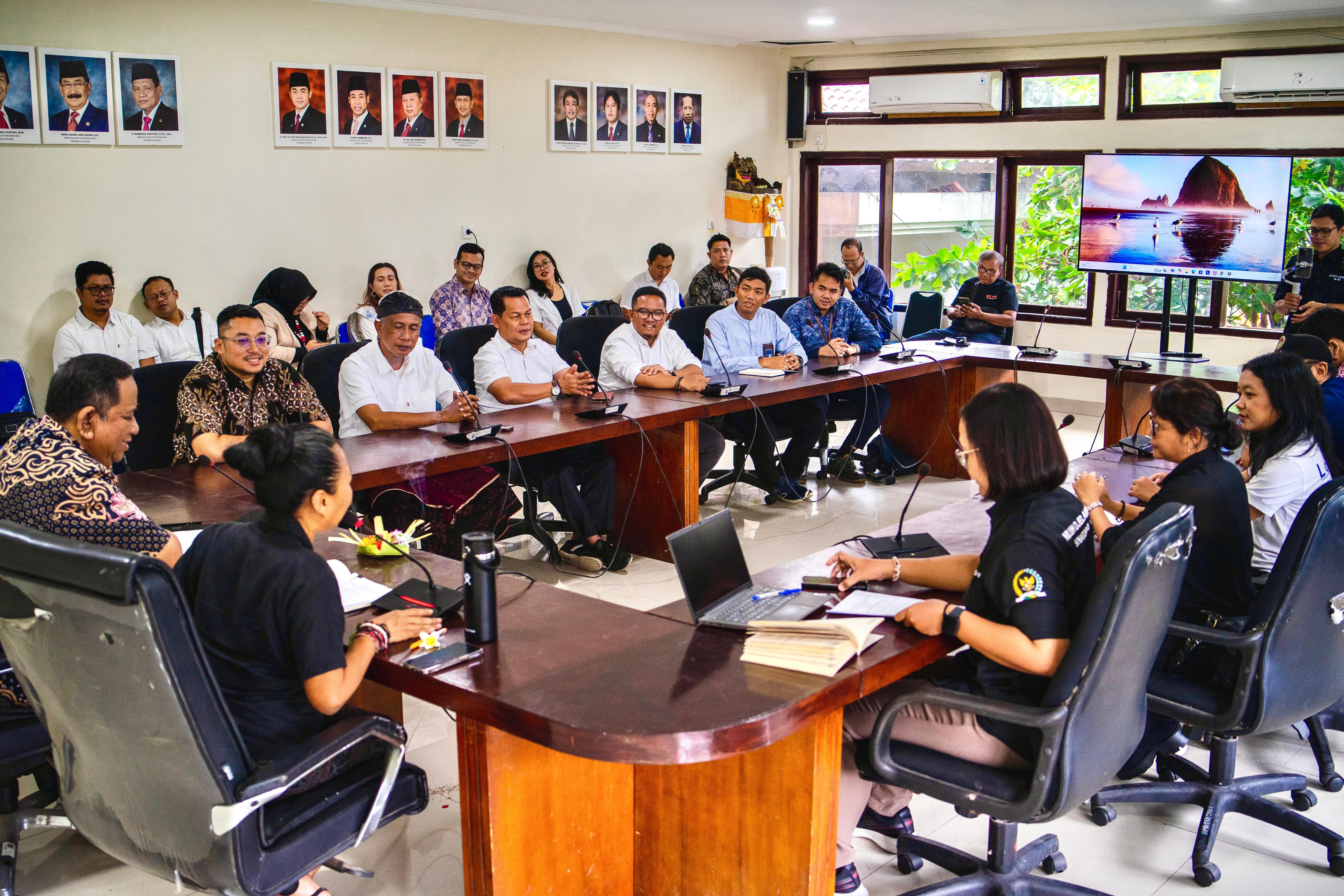 Executive General Manager PT Pertamina Patra Niaga Regional Jatimbalinus Aji Anom Purwasakti bersama anggota DPD RI Bali Ni Luh Djelantik di Kantor DPD RI Perwakilan Bali di Denpasar, Senin (23/6).