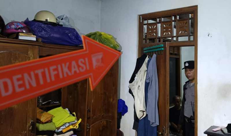 REKONSTRUKSI KEJADIAN : Lokasi tempat gantung diri di kamarnya . (Foto: Humas Polres Klungkung)