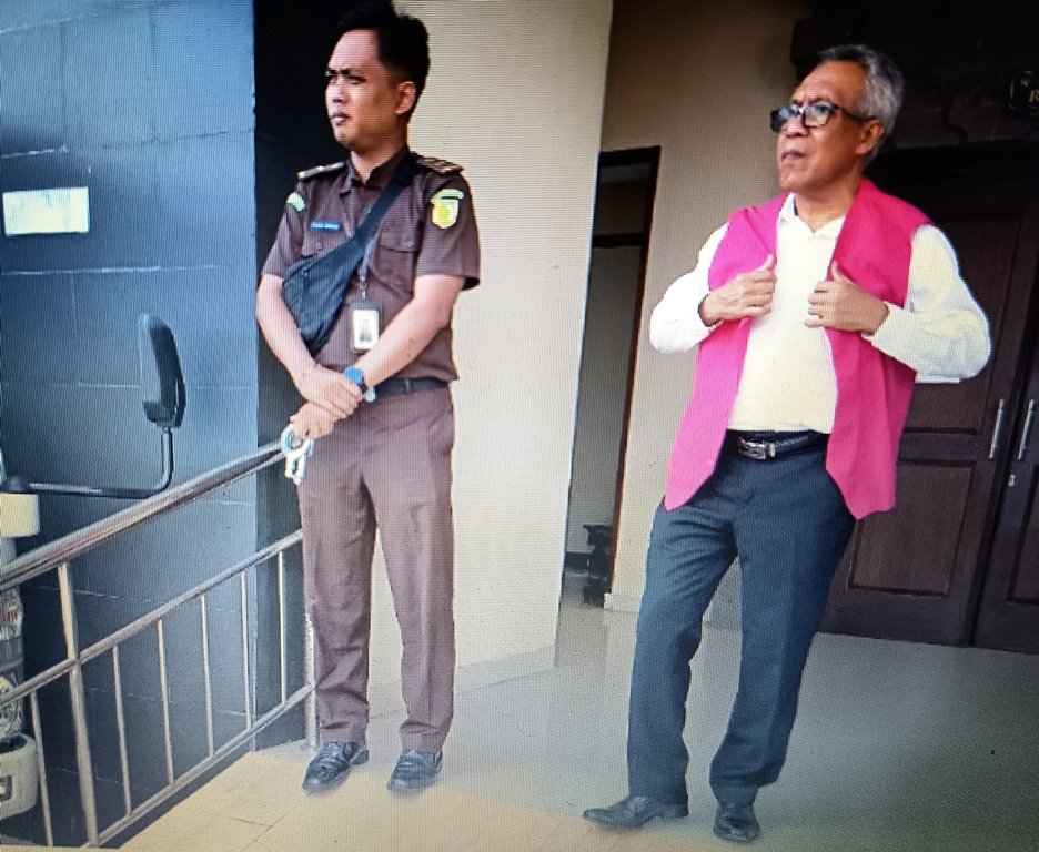 MENERIMA PUTUSAN: Mantan Ketua LPD Desa Adat Intaran, Sanur Kauh, I Wayan Mudana, usai menjalani sidang di Pengadilan Tipikor Denpasar.