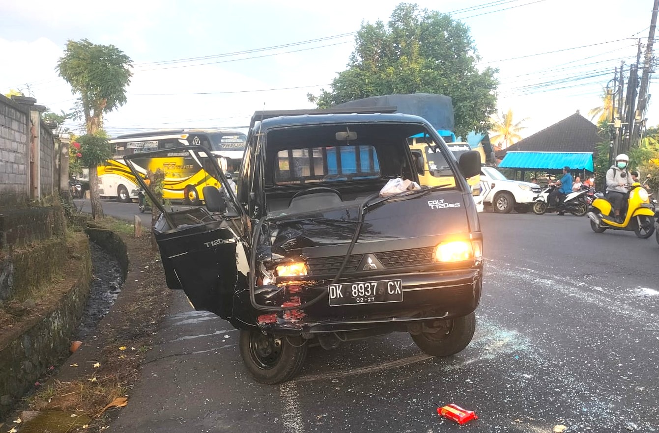 RINGSEK BAGIAN DEPAN : Kondisi pikap yang terlibat kecelakaan dengan bus M Trans di Jalur Tengkorak Denpasar-Gilimanuk.(juliadi/radar bali)