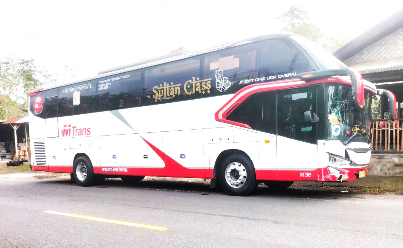 TABRAKAN DI BELOKAN : Bus M Trans yang tabrakan di Tabanan. (foto: juliadi/radar bali)