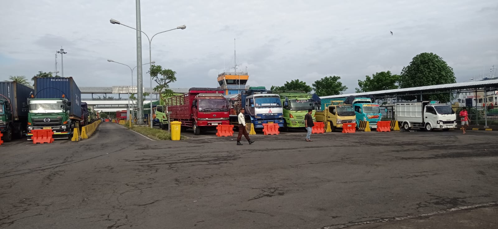 KARENA CUACA: Antrean kendaraan di dalam pelabuhan dan ekor antrean di Parkir Kargo Gilimanuk, kemarin (24/6/2025). (Pos AL Jembrana)