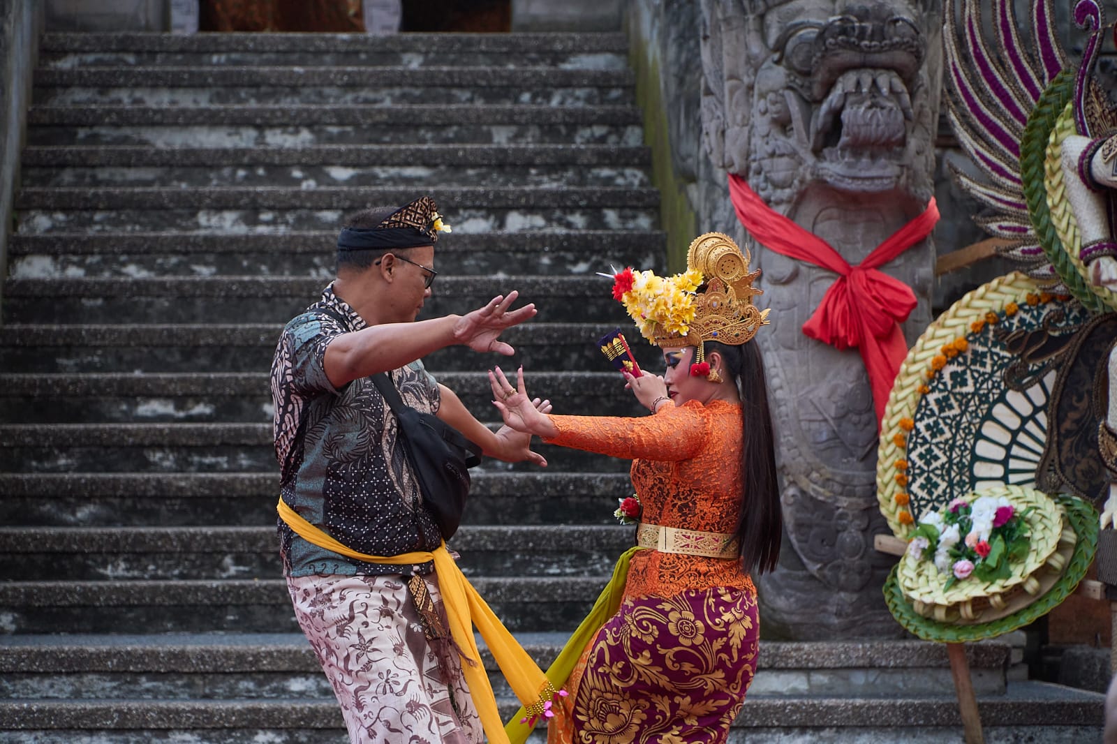 Penari Joged Bumbung Padma Sari dari Banjar Dinas Pucangan, Desa Kayubihi, Bangli saat tampil di Kalangan Madya Mandala, Taman Budaya Bali, Denpasar Selasa (24/6/2025).