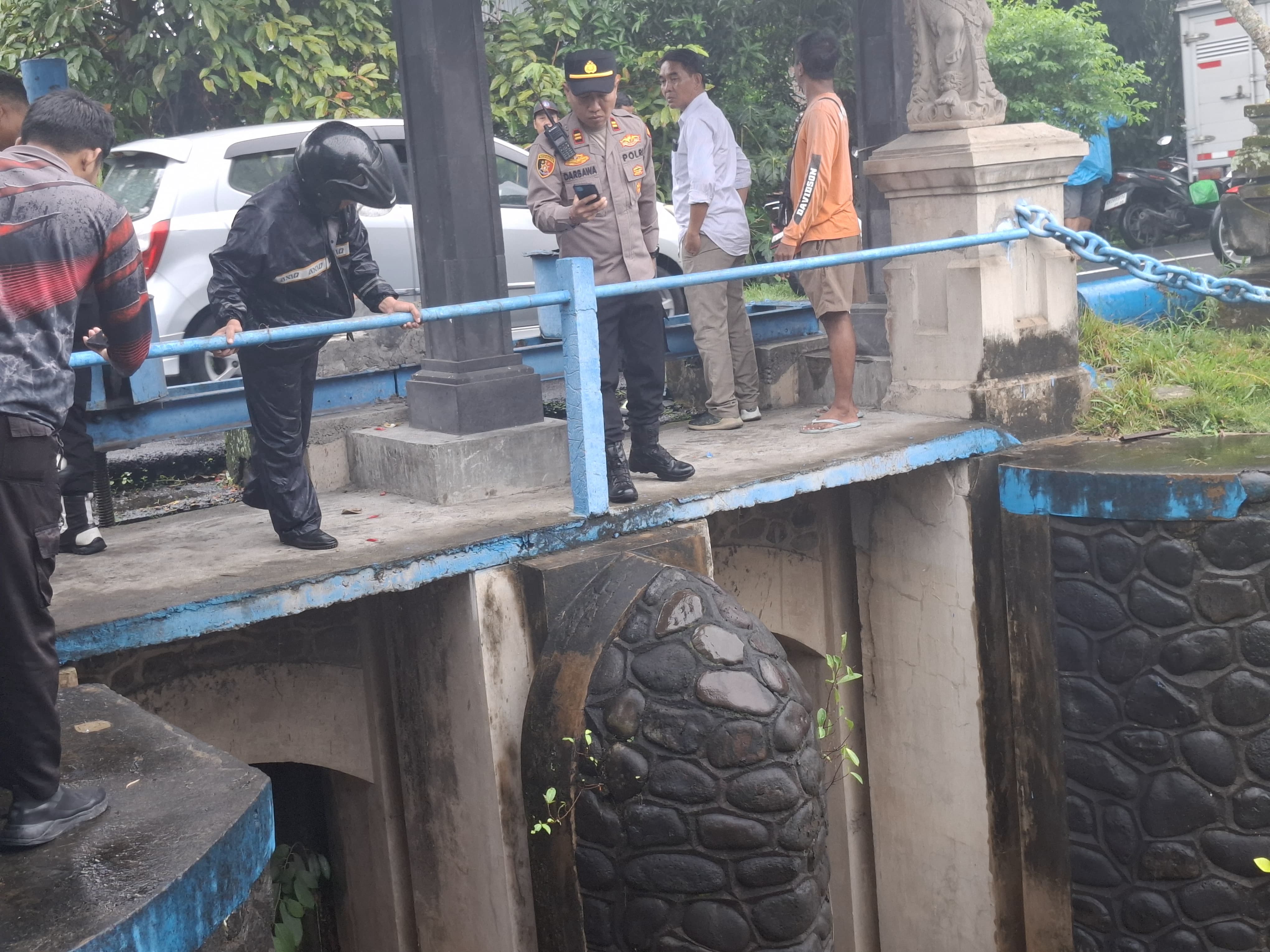 TEMUAN: Tim gabungan evakuasi jenazah Mrs. X dari Dam Oongan dan dibawa ke RSUP Prof. Dr IGNG Ngoerah.