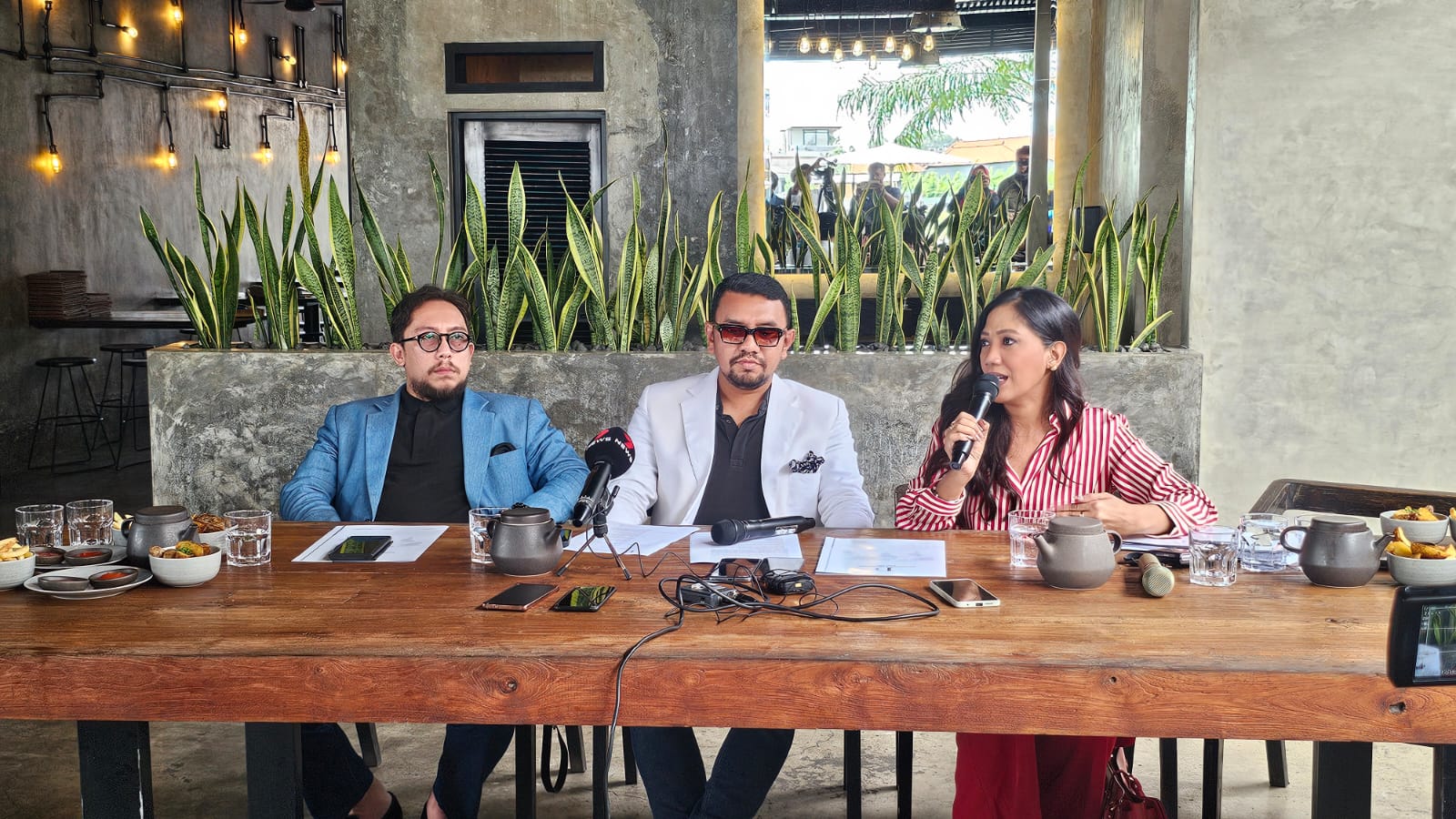 KI-KA: Sary Latief, Pahrur Dalimunthe, dan Boris Tampubolon, kuasa hukum hukum Gourdeas Jazmyn, 29, istri dari almarhum Zivan Radmanovic, 32.