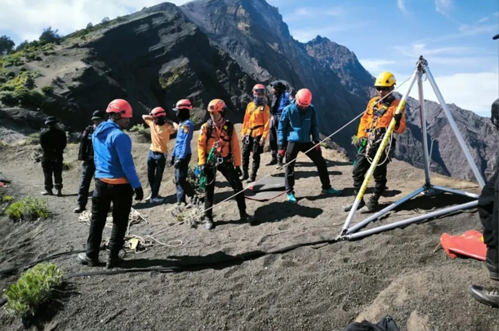 TIM SAR melakukan evakuasi jasad Juliana Marins di Gunung Rinjani, Lombok, NTB.