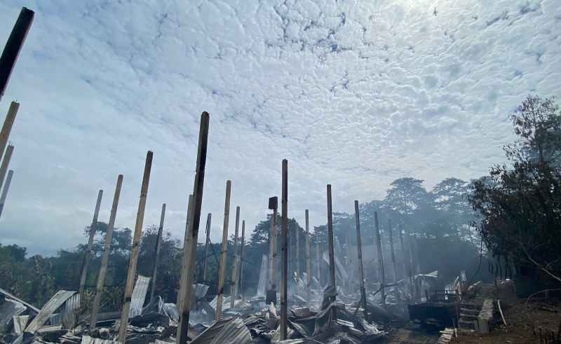 JADI ARANG : Kondisi kandang ayam broiler milik Dewa Putu Sunggi Yadnya di Desa Pujungan, Pupuan Tabanan yang ludes jadi arang. (Foto Polsek Pupuan untuk radar bali)