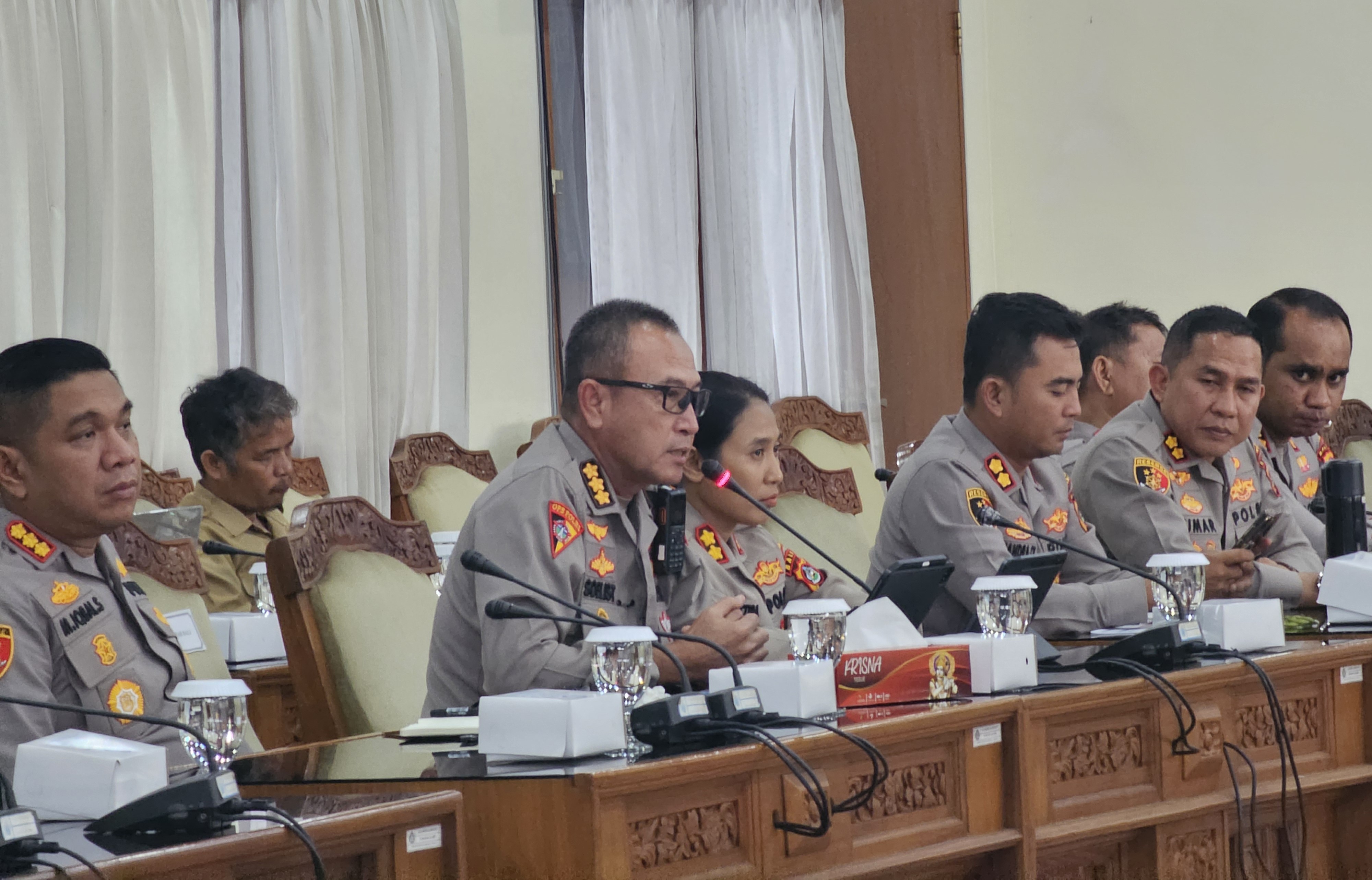 BAHAS TAJEN: Rapat Komisi I DPRD Bali mengundang lembaga vertikal seperti Imigrasi dan kepolisian, Senin (23/6/2025)