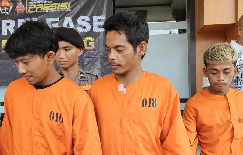 MALING KOTAK AMAL: Para terdakwa ketika rilis di Polres Buleleng pada Februari. Kini ketiganya mendapatkan hukuman sembilan bulan penjara. (francelino junior/radar bali)