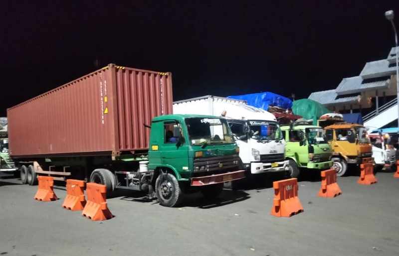ANTRE BERJAM-JAM:  Kendaraan pada malam hari Rabu dini hari, memadati areal parkir Pelabuhan Gilimanuk. (foto: Pos AL Jembrana)