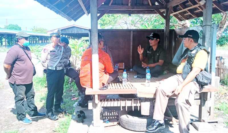 KARENA BAUNYA MENYENGAT : Lurah Gilimanuk Ida Bagus Tony Wirahadikusuma, saat mendatangi kandang karantina untuk menindaklanjuti keluhan dan petisi warga. (foto: dok.Tony untuk Radar Bali)