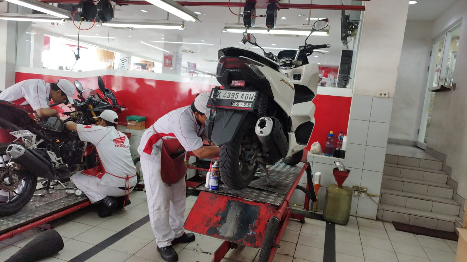 Aktivitas perawatan kendaraan di bengkel Astra Motor Bali, Denpasar, Kamis (26/6/2025). (Marsellus Pampur/Radar Bali)