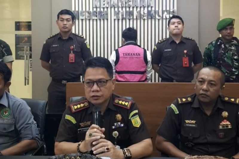 MASUK BUI : Perbekel nonaktif Desa Tusan  mengenakan baju tahanan usai berkasnya rampung.(Foto: dok.Kejari Klungkung)