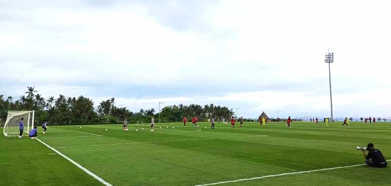 LANGSUNG DIHAJAR LATIHAN FISIK : Suasana latihan perdana Bali United Kamis (26/6/2025). (foto: wayan widyantara/radar bali)