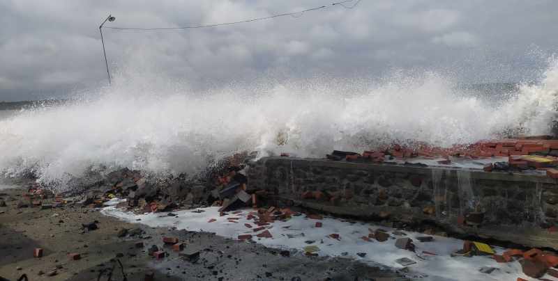 OMBAK MENGAMUK : Gelombang tinggi di perairan selatan Jembrana, di hari Rabu (25/6/2025). (m.basir/radar bali)