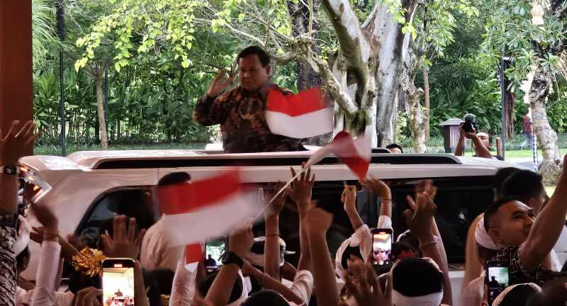DISAMBUT ANAK-ANAK: Prabowo Subianto disambut ratusan anak-anak sekolah dengan membawa bendera. (foto: Ni Kadek Novi Febriani)