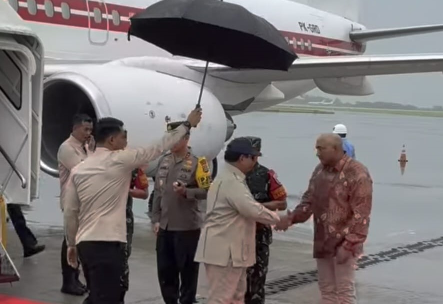 Presiden RI Prabowo Subianto saat disambut I Made Muliawan Arya alias De Gadjah di bandara Ngurah Rai Rabu, 25 Juni 2025.