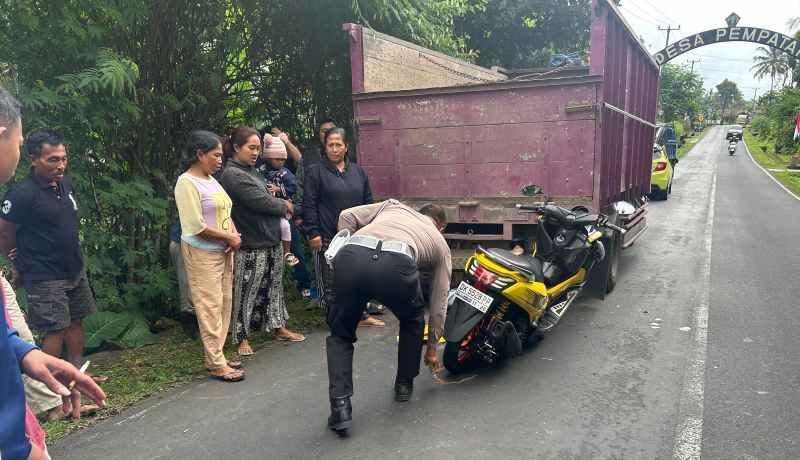 REKA ULANG KEJADIAN:  Polisi saat melakukan olah TKP di lokasi kecelakaan jalan raya Menanga, Kecamatan Rendang. (Foto: Polres Karangasem)