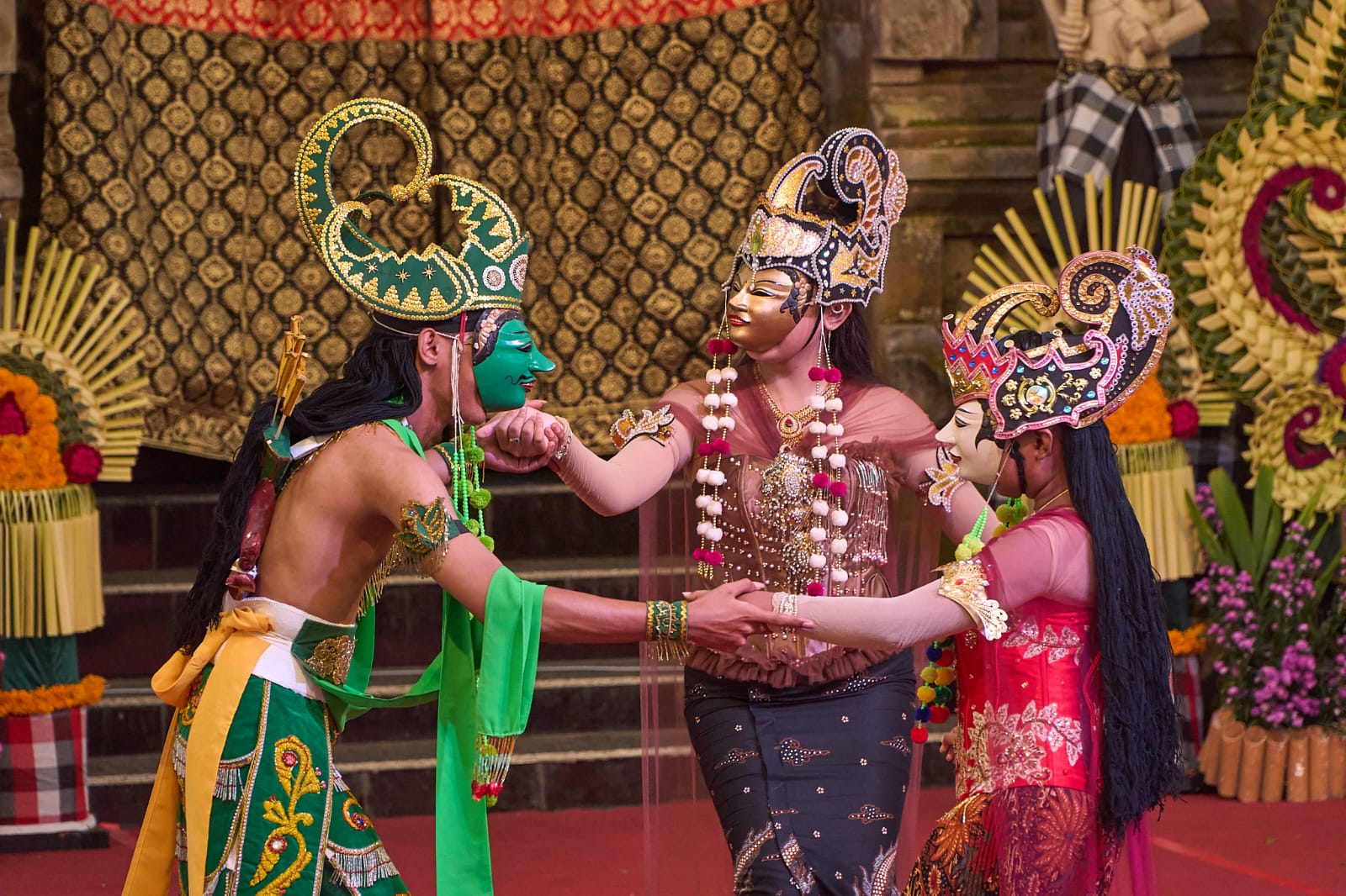 Tari Topeng lakon &ldquo;Gatot Kaca Kembar&rdquo; dari Kabupaten Sumenep - Madura - Jatim tampil di Kalangan Ratna Kanda, Taman Budaya Bali, Denpasar, Kamis sore, 26 Juni 2025. (Adrian Suwanto/Radar Bali)